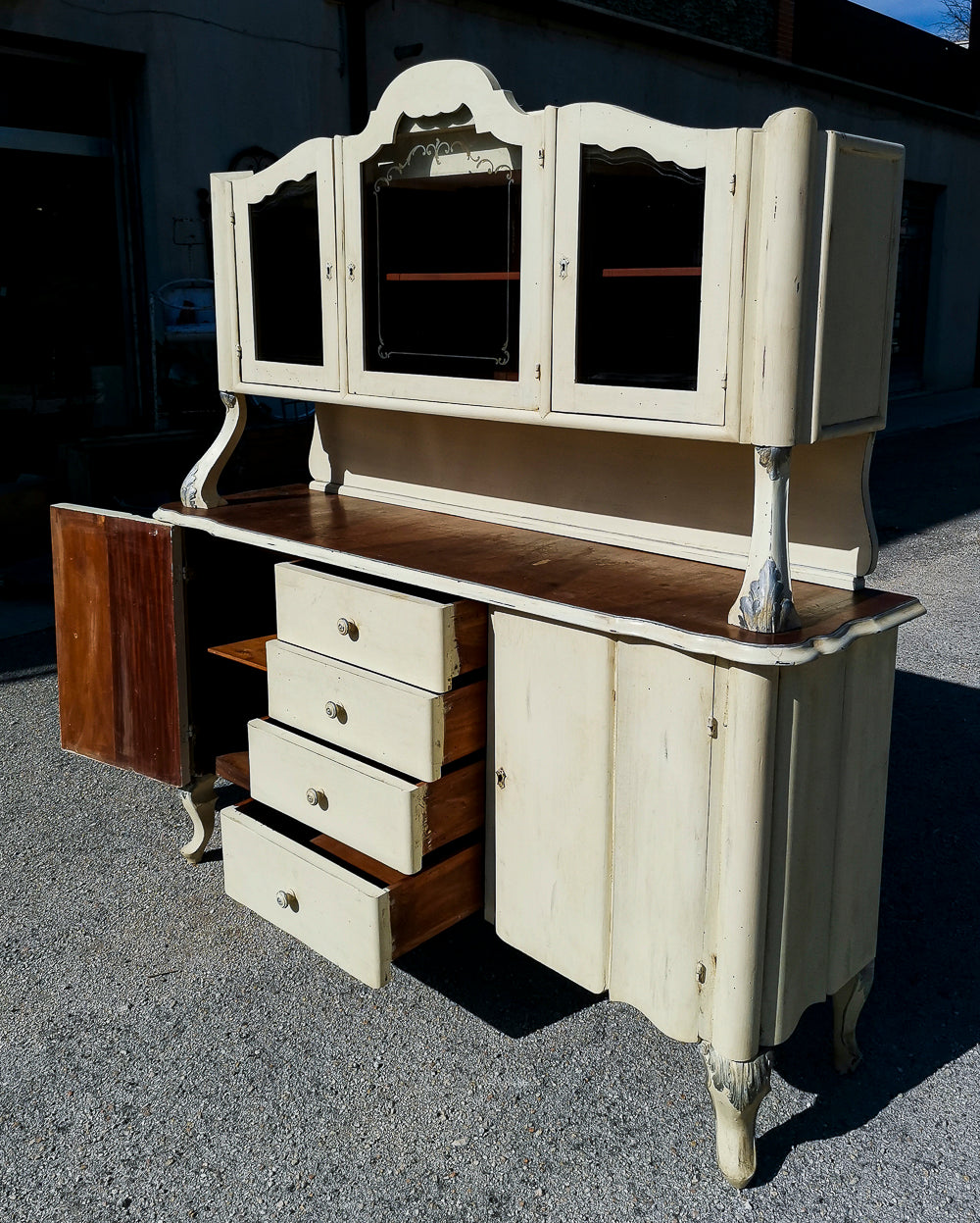 Credenza  impellicciata di noce  finitura shabby epoca 1940