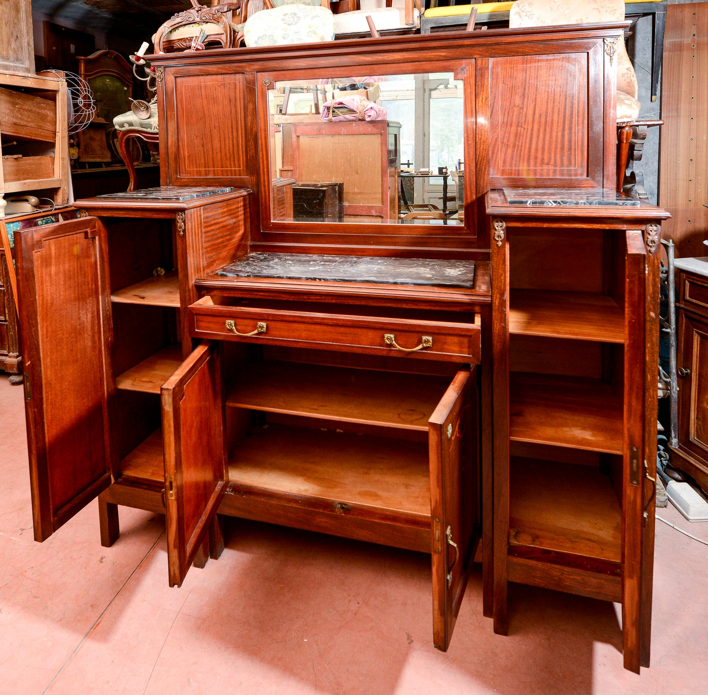 Credenza con intarsi piani in marmo nero e specchio centrale Italia epoca Liberty