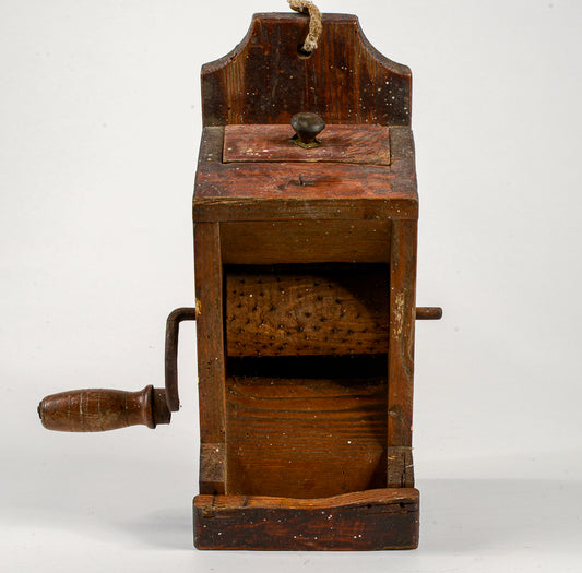 Antica grattugia  con cassetto rustica da appendere a parete o tavolo