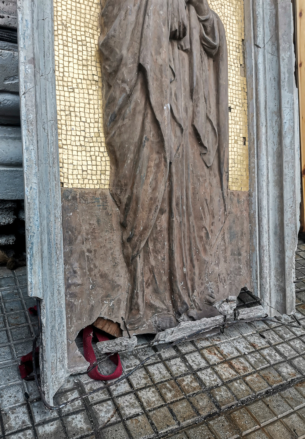 Madonnina scultura bassorilievo in pietra con mosaico dorato