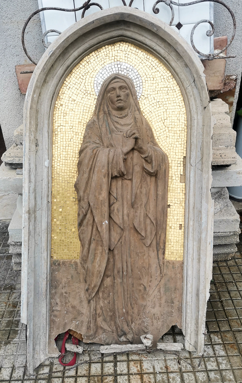 Madonnina scultura bassorilievo in pietra con mosaico dorato