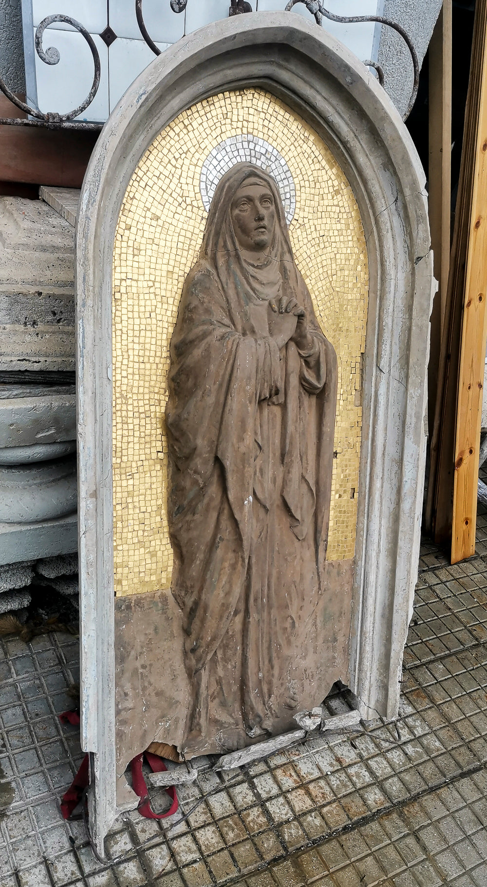 Madonnina scultura bassorilievo in pietra con mosaico dorato
