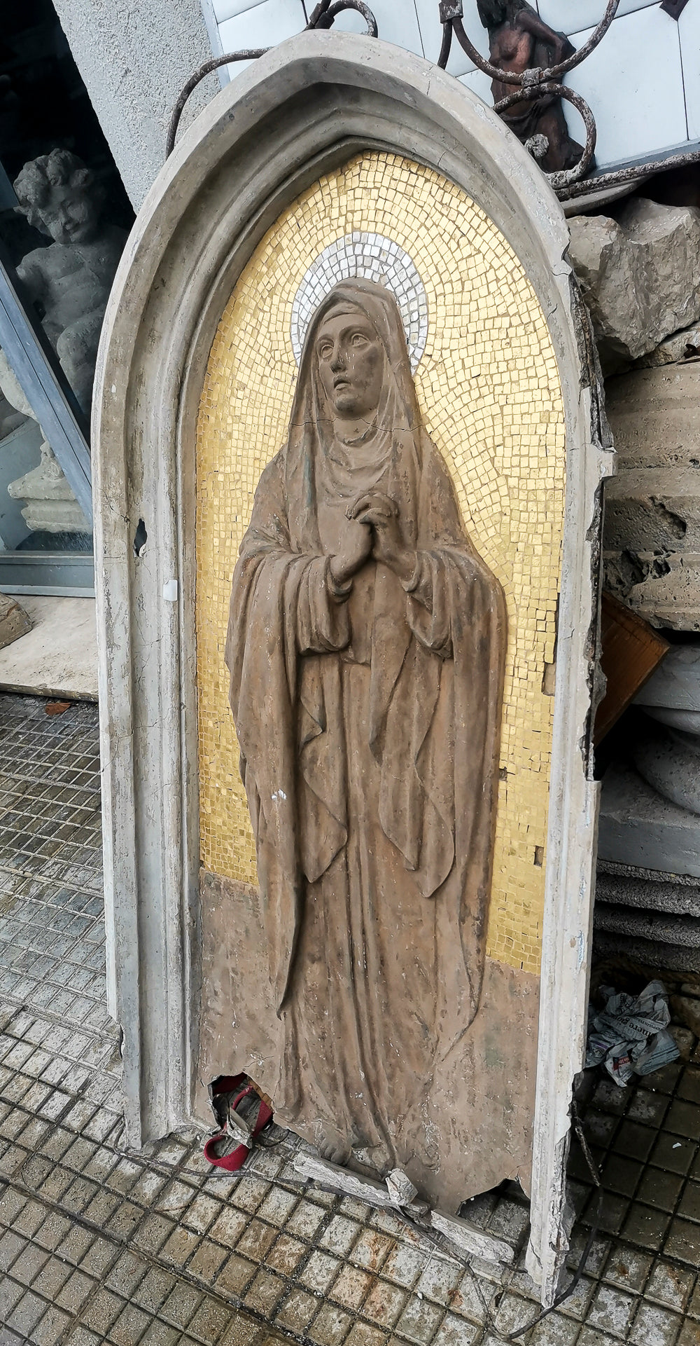 Madonnina scultura bassorilievo in pietra con mosaico dorato
