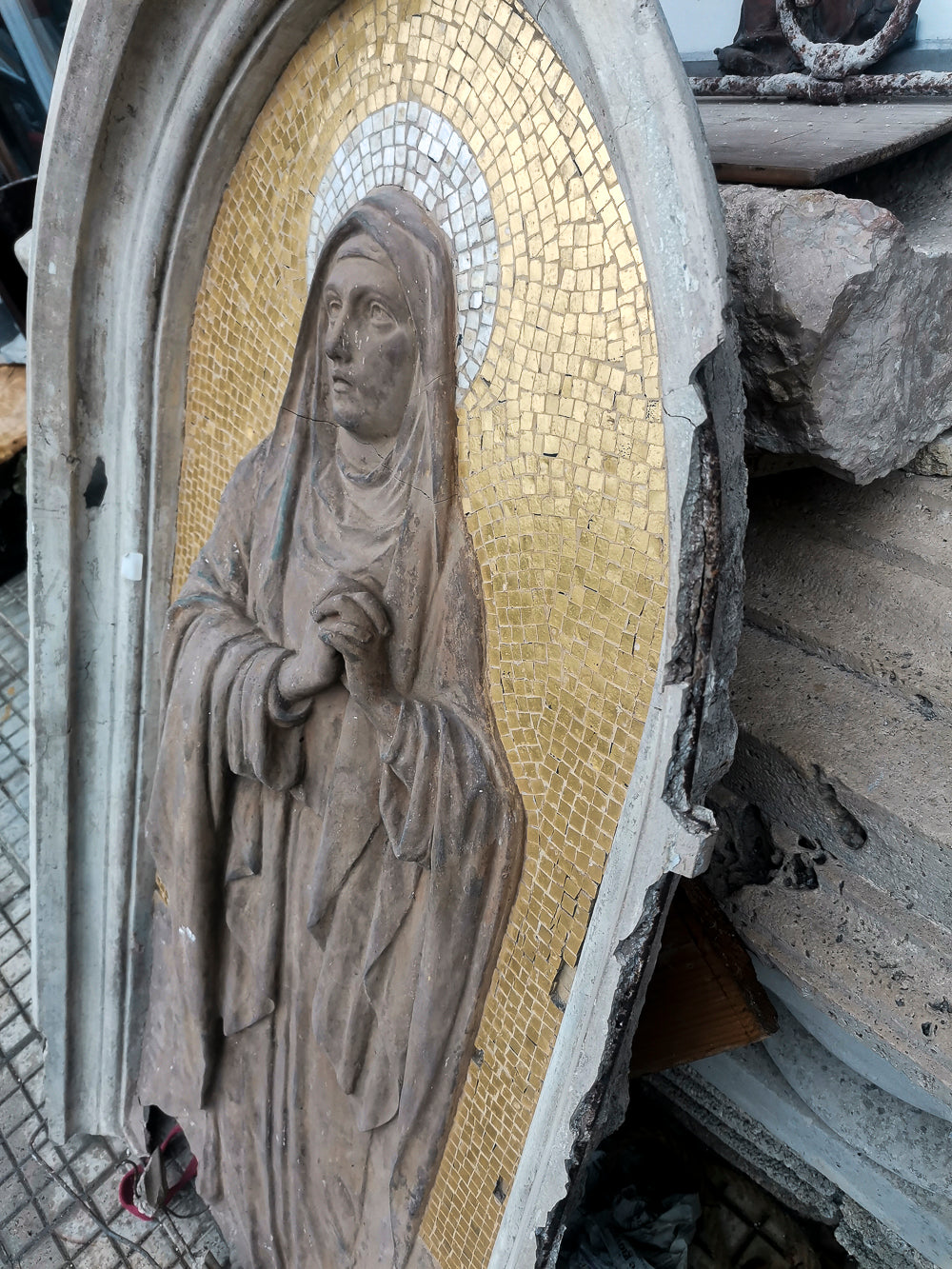 Madonnina scultura bassorilievo in pietra con mosaico dorato