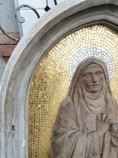 Madonnina scultura bassorilievo in pietra con mosaico dorato