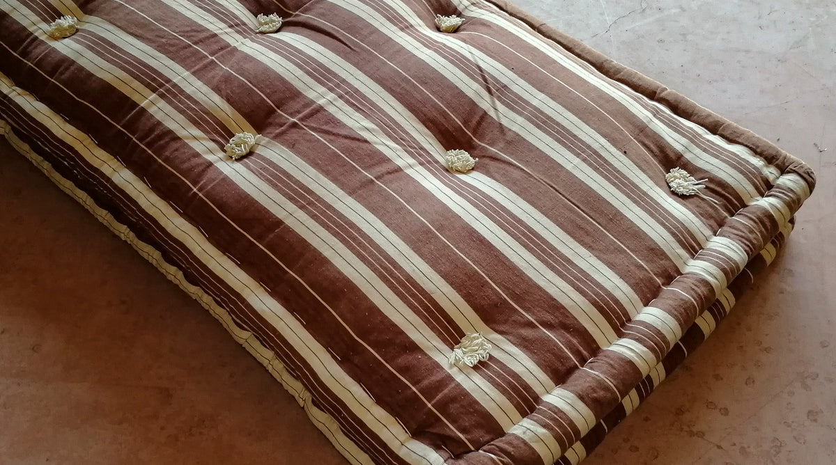 Materasso con stoffa a righe e imbottitura in paglia  Italia anni 1950