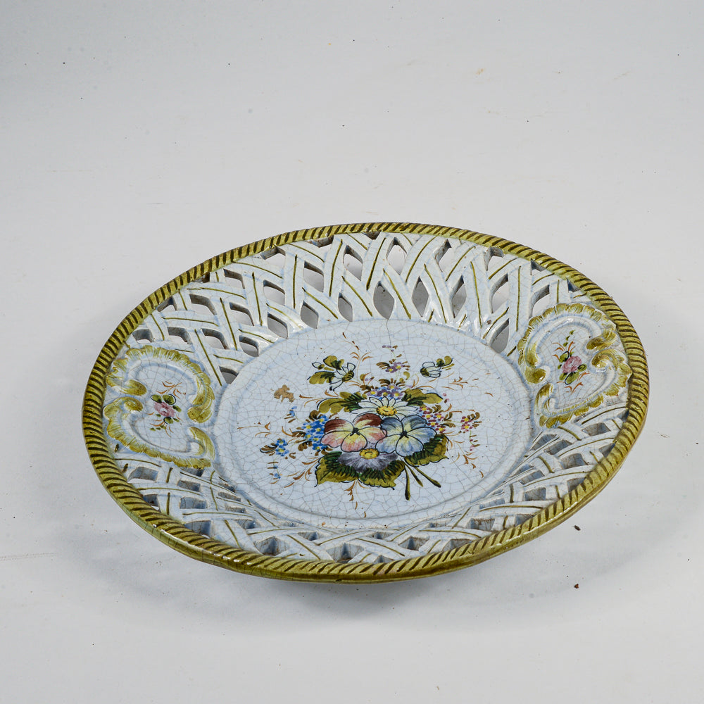 Piatto decorato e traforato in ceramica firmato A G A con due frecce