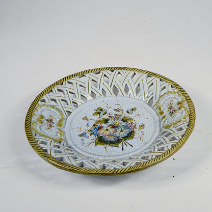 Piatto decorato e traforato in ceramica firmato A G A con due frecce