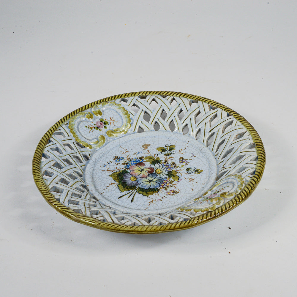 Piatto decorato e traforato in ceramica firmato A G A con due frecce