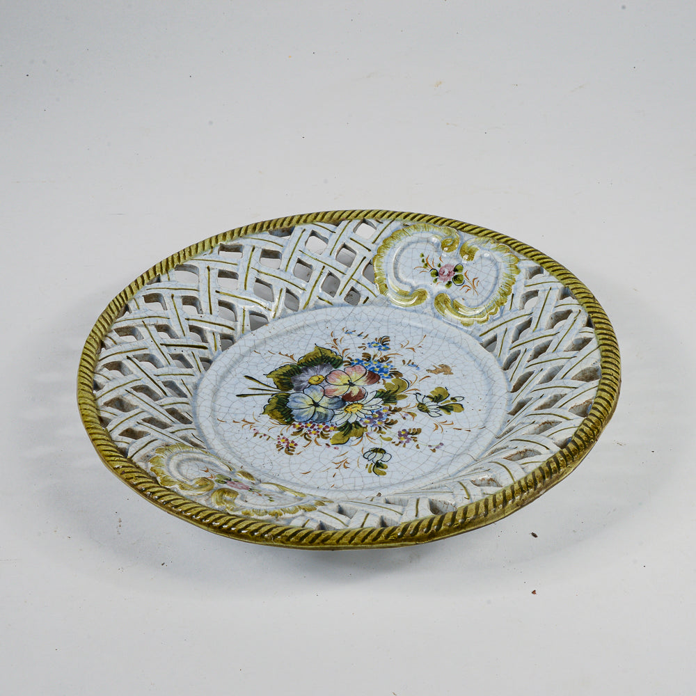 Piatto decorato e traforato in ceramica firmato A G A con due frecce