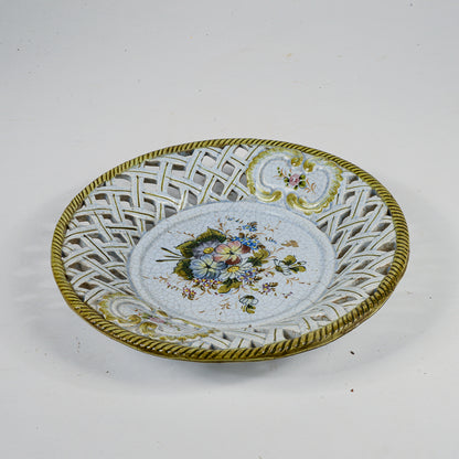 Piatto decorato e traforato in ceramica firmato A G A con due frecce