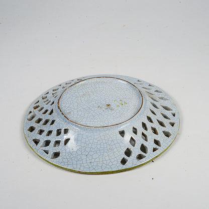 Piatto decorato e traforato in ceramica firmato A G A con due frecce