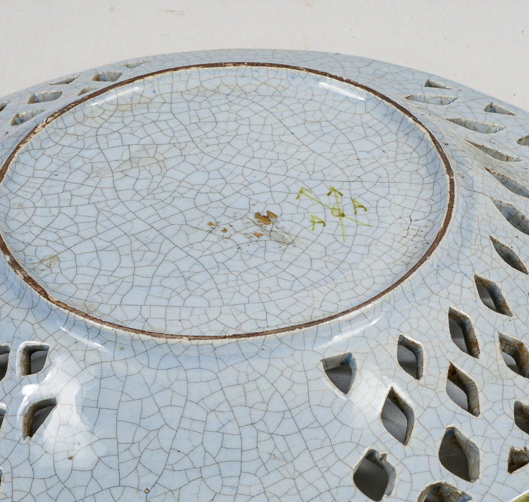 Piatto decorato e traforato in ceramica firmato A G A con due frecce