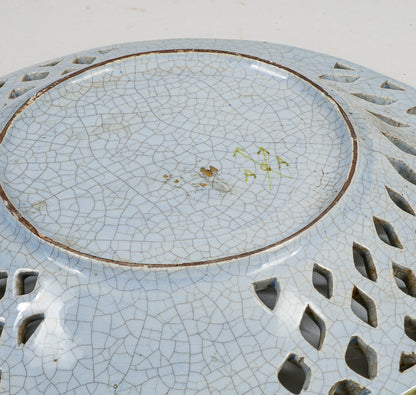 Piatto decorato e traforato in ceramica firmato A G A con due frecce