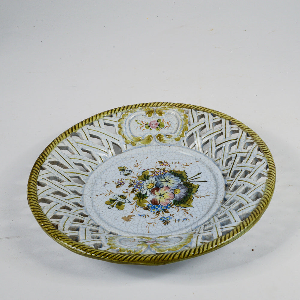Piatto decorato e traforato in ceramica firmato A G A con due frecce
