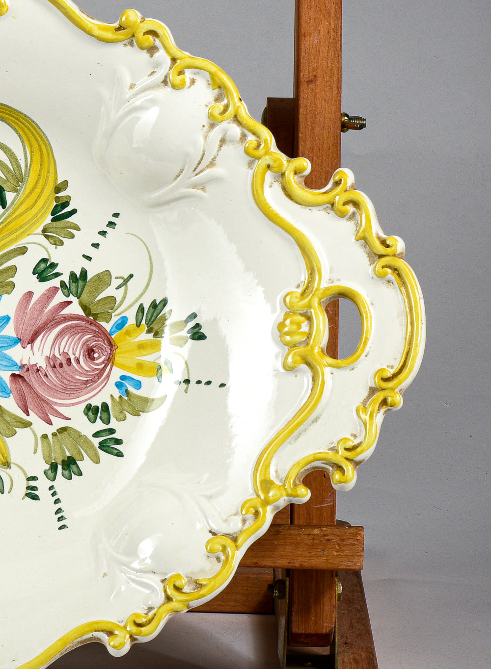 Piatto in ceramica decorato con fiori bianco bordi gialli firmato Bozzi Appignano Italia 1980