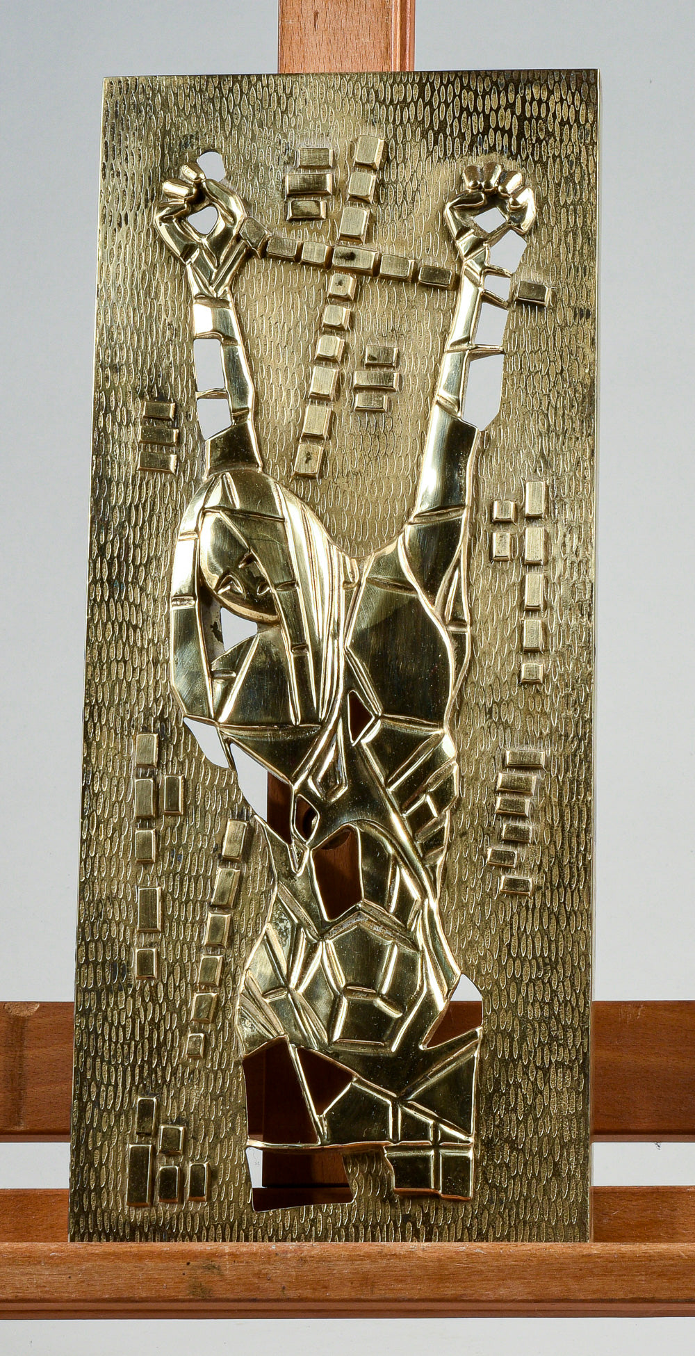 Placca in ottone raffigurante Gesù Cristo in croce design moderno anni 70 Fraser