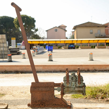 Pompa antica per vino in metallo con leva a mano