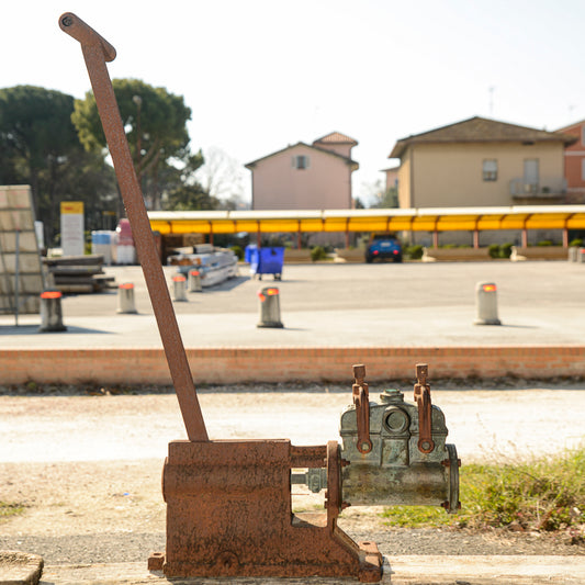Pompa antica per vino in metallo con leva a mano