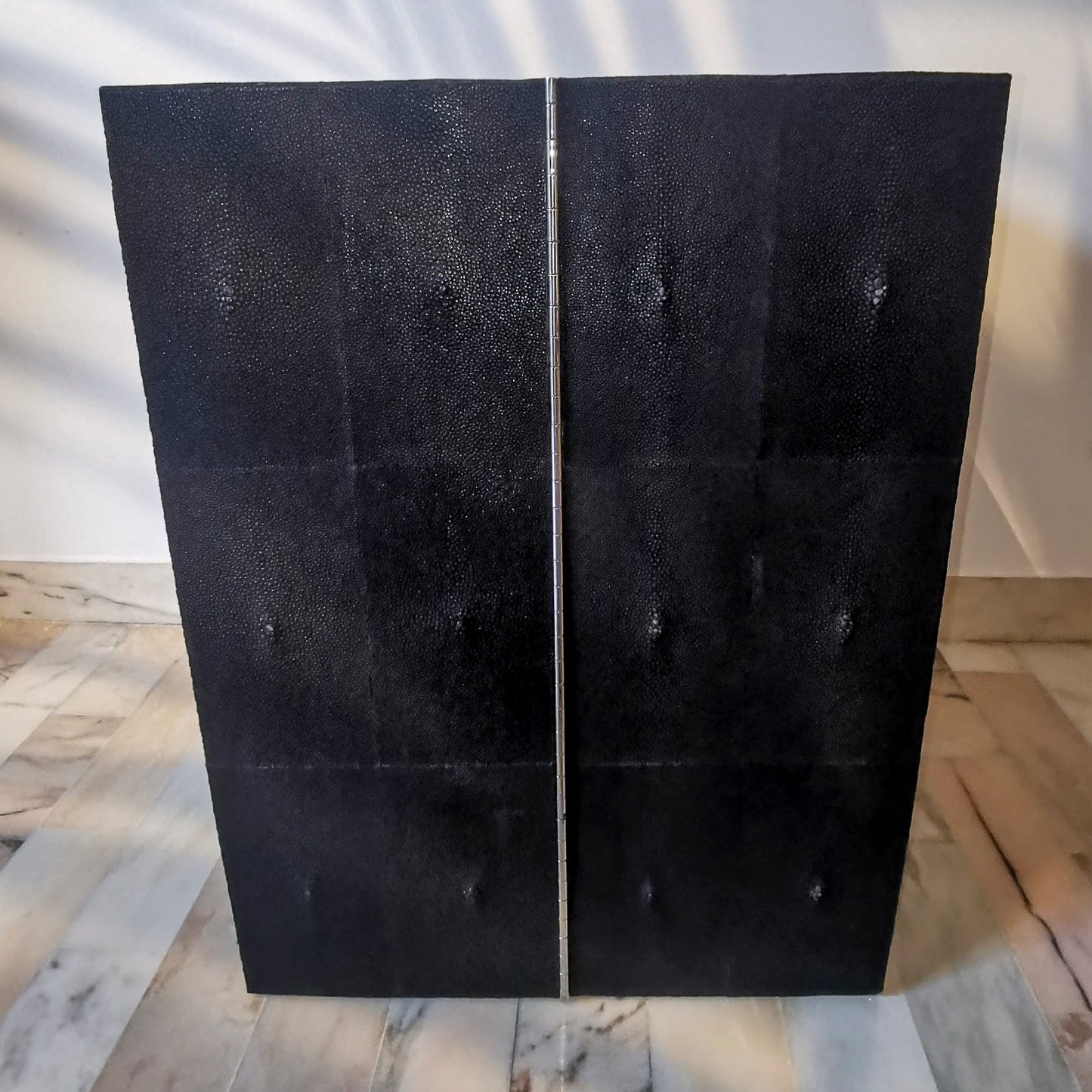 La Cantinetta portabottiglie e calici Poltrona Frau per Alexander Wang New York 2015 è un prodotto di design elegante e funzionale. Realizzata con materiali di alta qualità dalla rinomata casa di design italiana Poltrona Frau, questa cantinetta offre un'esperienza unica nel conservare e servire vino e champagne. Perfetta per gli amanti di design e appassionati di vino che cercano un complemento d'arredo unico e di alta qualità.
