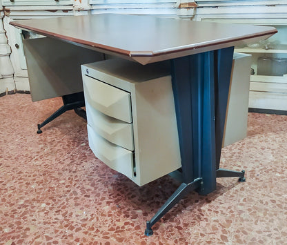 Scrivania Olivetti in metallo con piano in vilpelle marrone Italia 1950