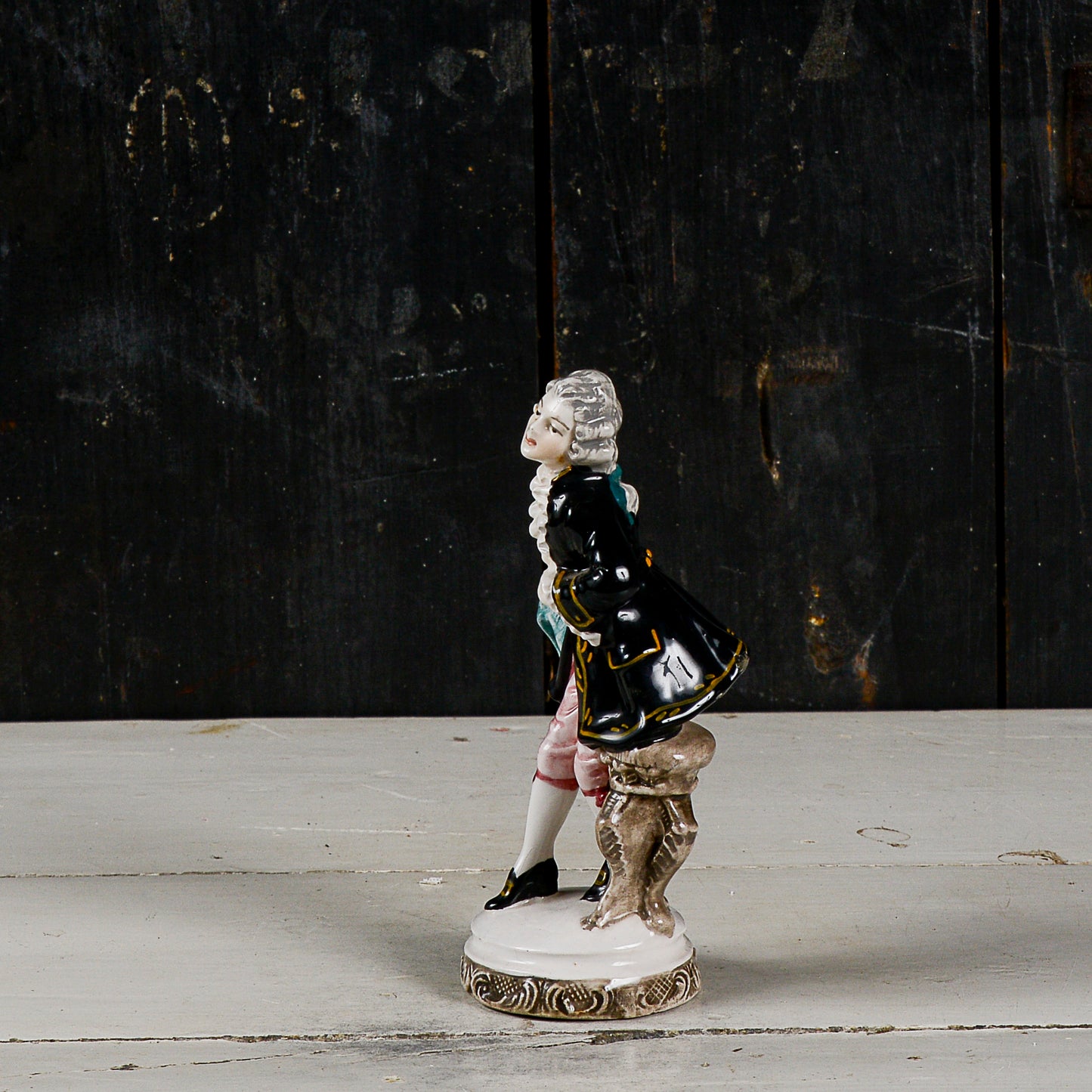 scultura statuina in  ceramica policroma nobiluomo  in abiti settecenteschi  XX secolo