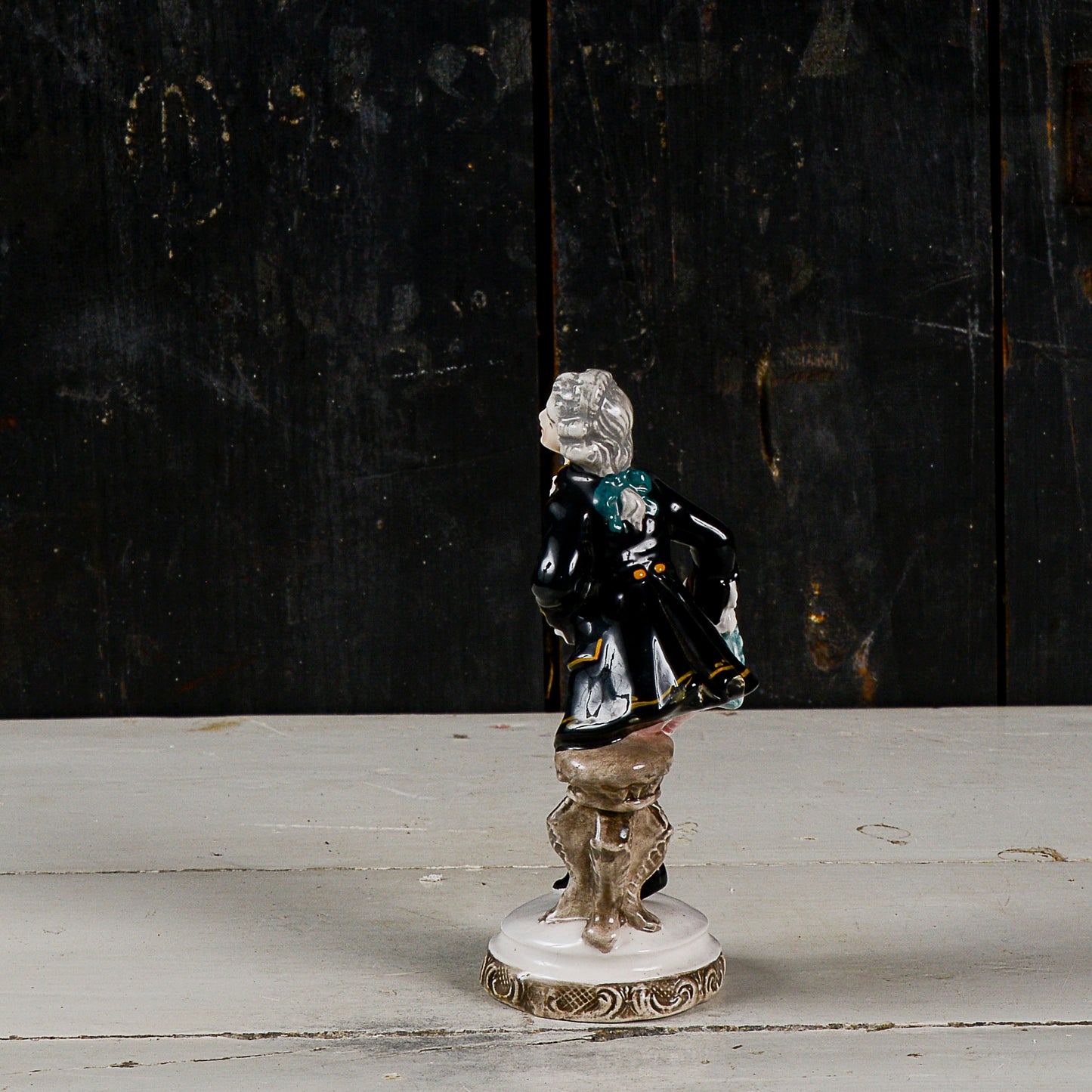 scultura statuina in  ceramica policroma nobiluomo  in abiti settecenteschi  XX secolo