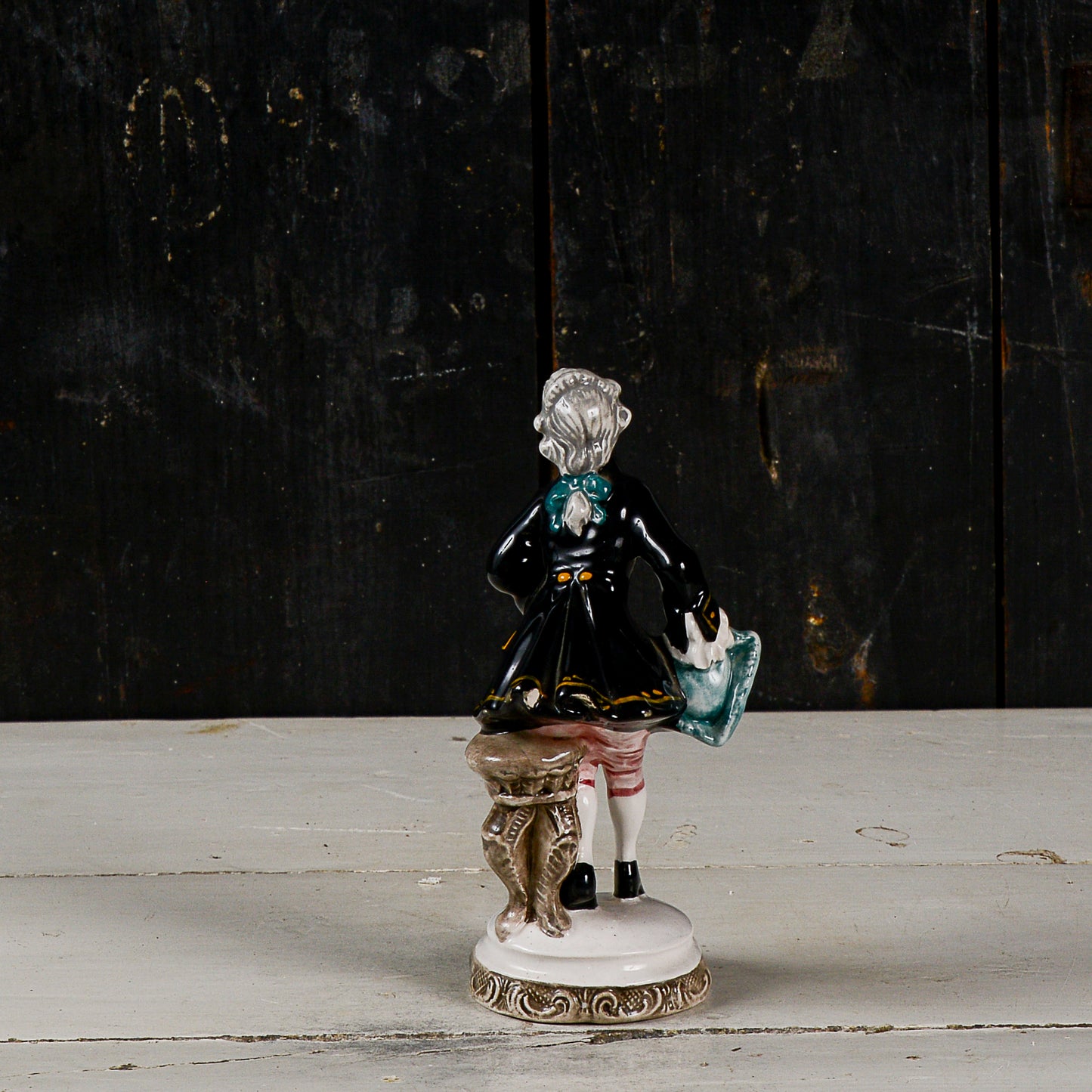 scultura statuina in  ceramica policroma nobiluomo  in abiti settecenteschi  XX secolo