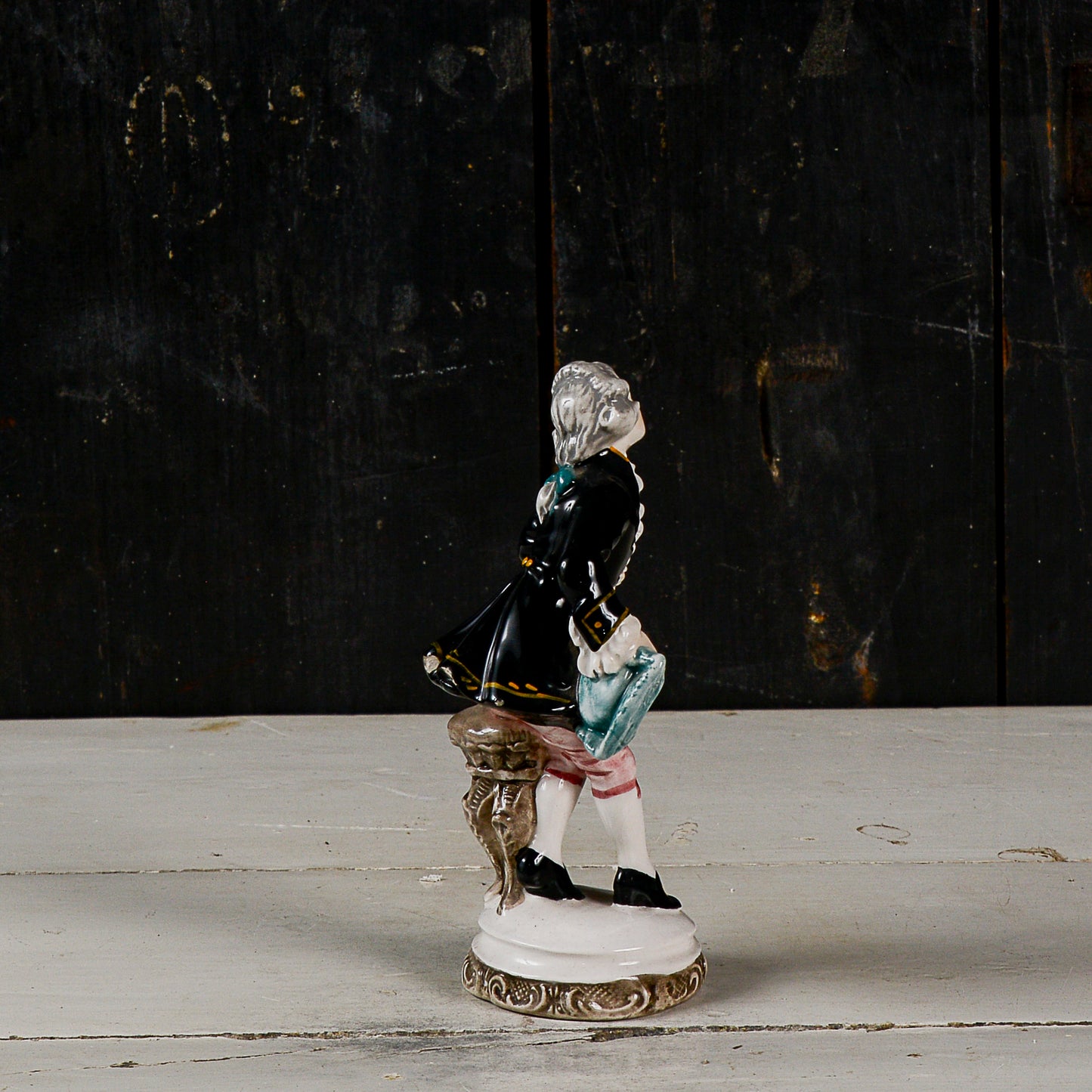 scultura statuina in  ceramica policroma nobiluomo  in abiti settecenteschi  XX secolo