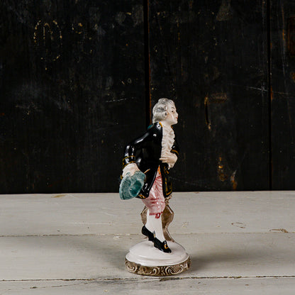 scultura statuina in  ceramica policroma nobiluomo  in abiti settecenteschi  XX secolo