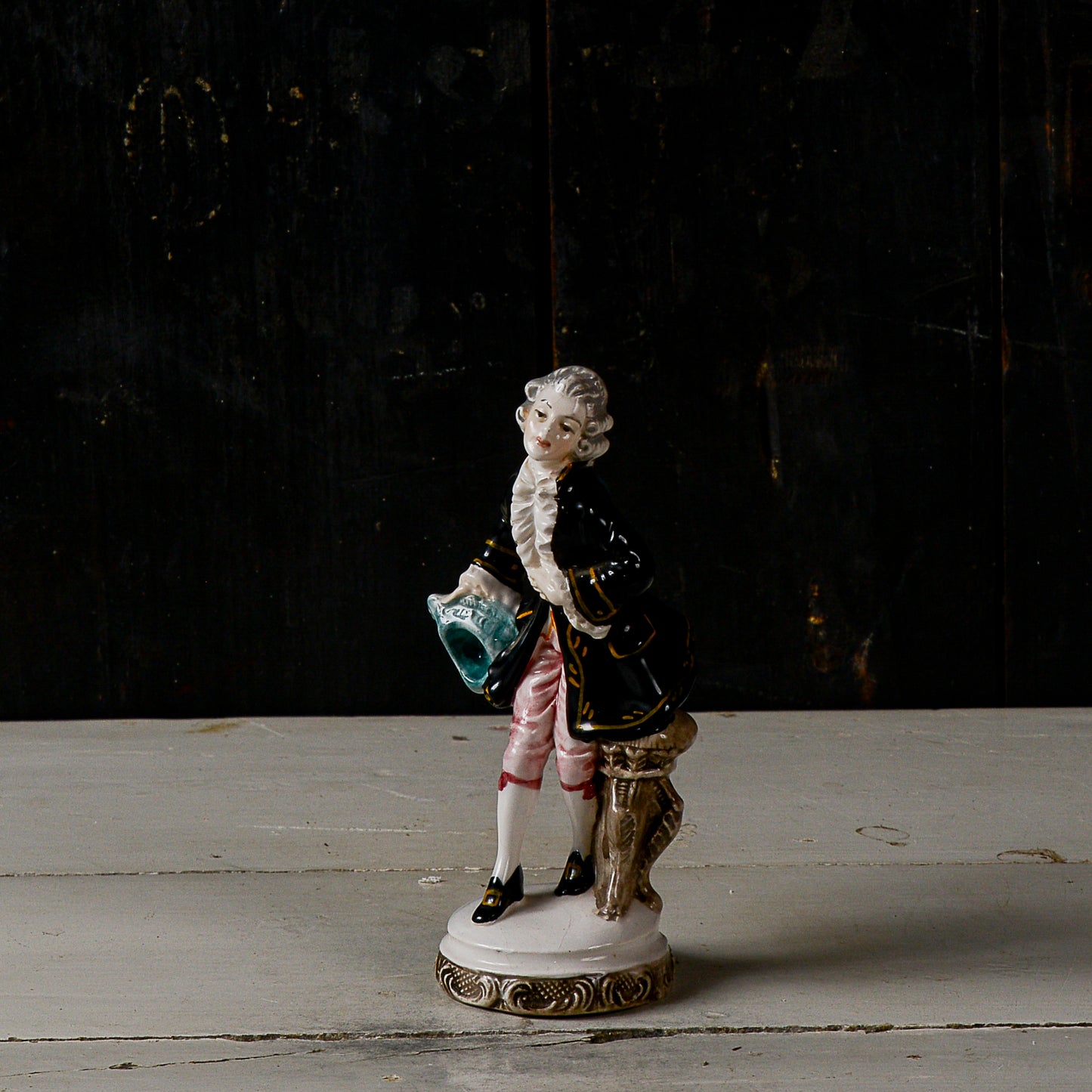 scultura statuina in  ceramica policroma nobiluomo  in abiti settecenteschi  XX secolo