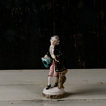 scultura statuina in  ceramica policroma nobiluomo  in abiti settecenteschi  XX secolo