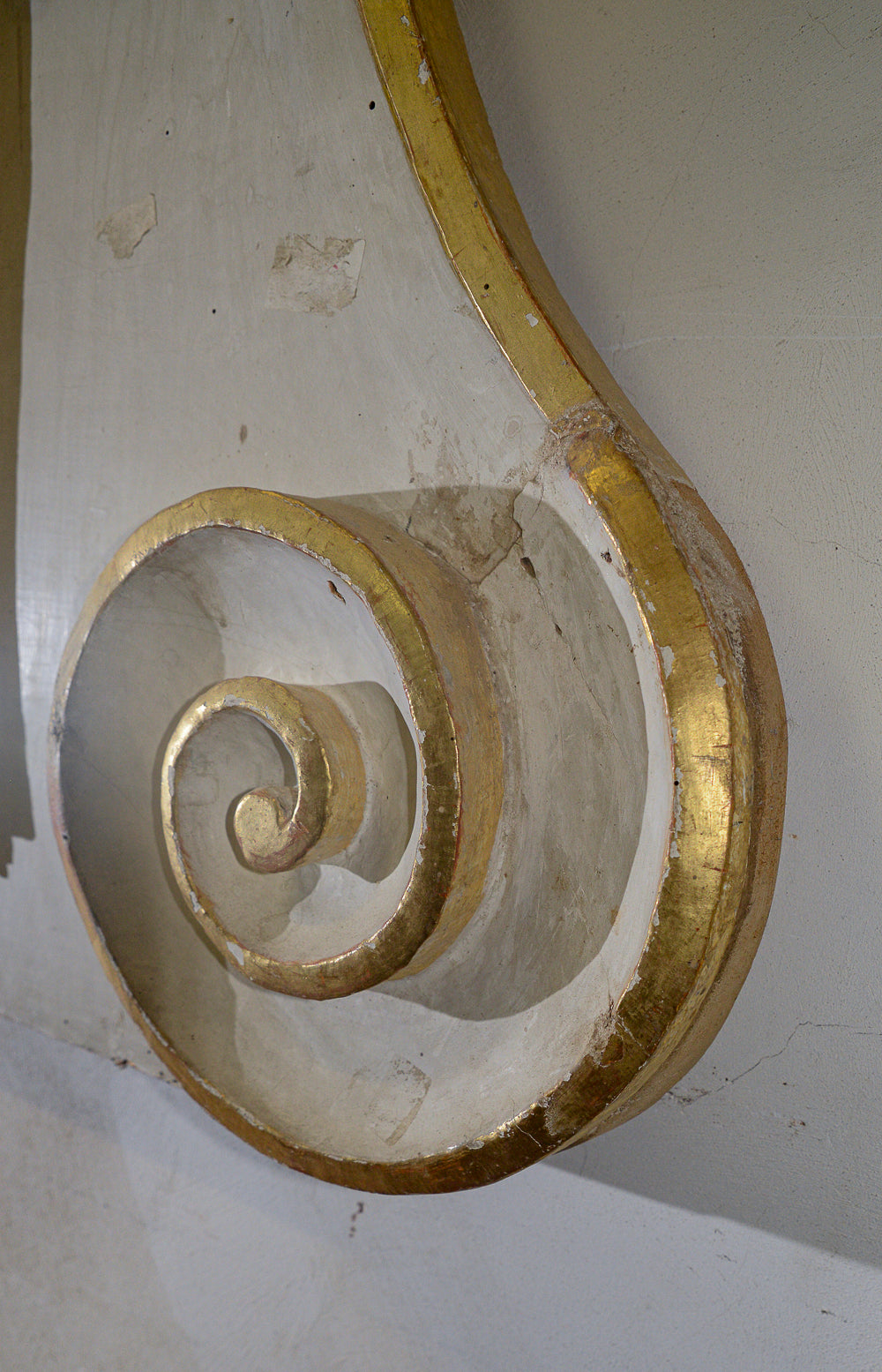 Specchio specchiera caminiera Luigi XIV in legno laccato bianco e gesso con decori dorati e dipinti    foglia oro e giallo ocra epoca primo 1700