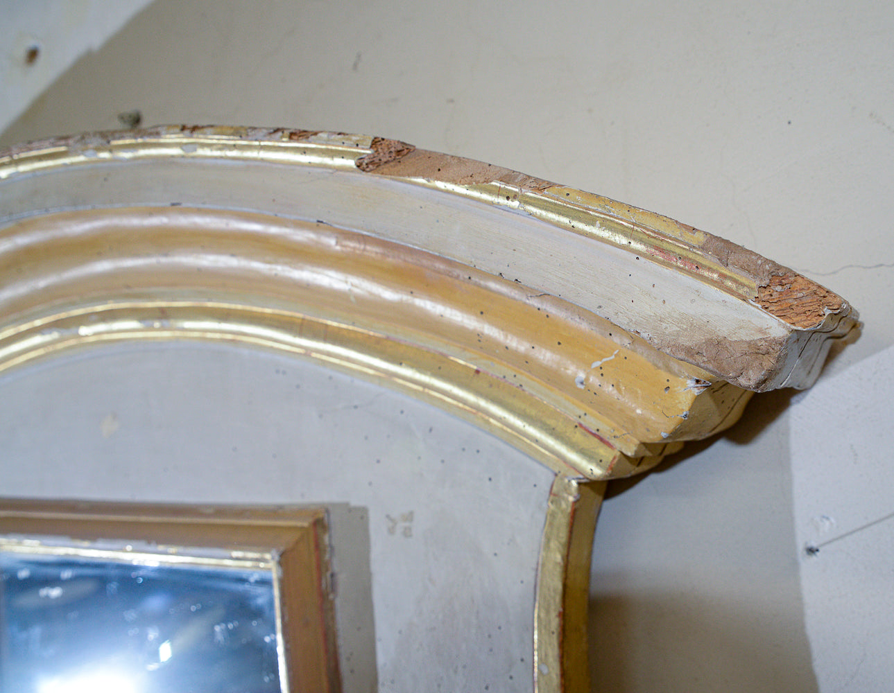 Specchio specchiera caminiera Luigi XIV in legno laccato bianco e gesso con decori dorati e dipinti    foglia oro e giallo ocra epoca primo 1700