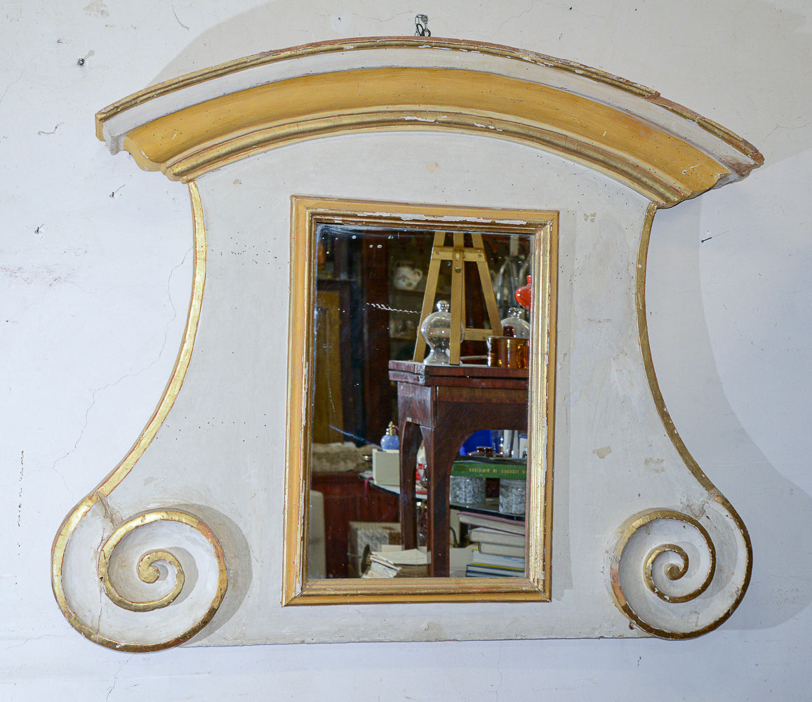 Specchio specchiera caminiera Luigi XIV in legno laccato bianco e gesso con decori dorati e dipinti    foglia oro e giallo ocra epoca primo 1700