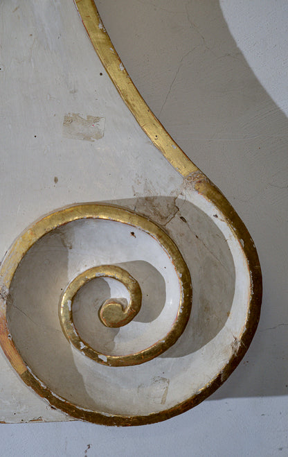 Specchio specchiera caminiera Luigi XIV in legno laccato bianco e gesso con decori dorati e dipinti    foglia oro e giallo ocra epoca primo 1700