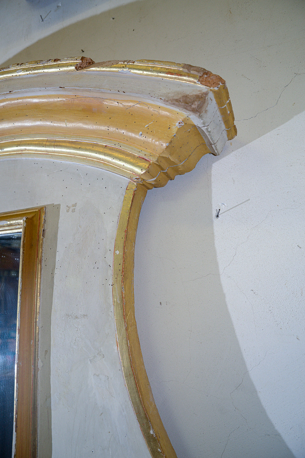 Specchio specchiera caminiera Luigi XIV in legno laccato bianco e gesso con decori dorati e dipinti    foglia oro e giallo ocra epoca primo 1700