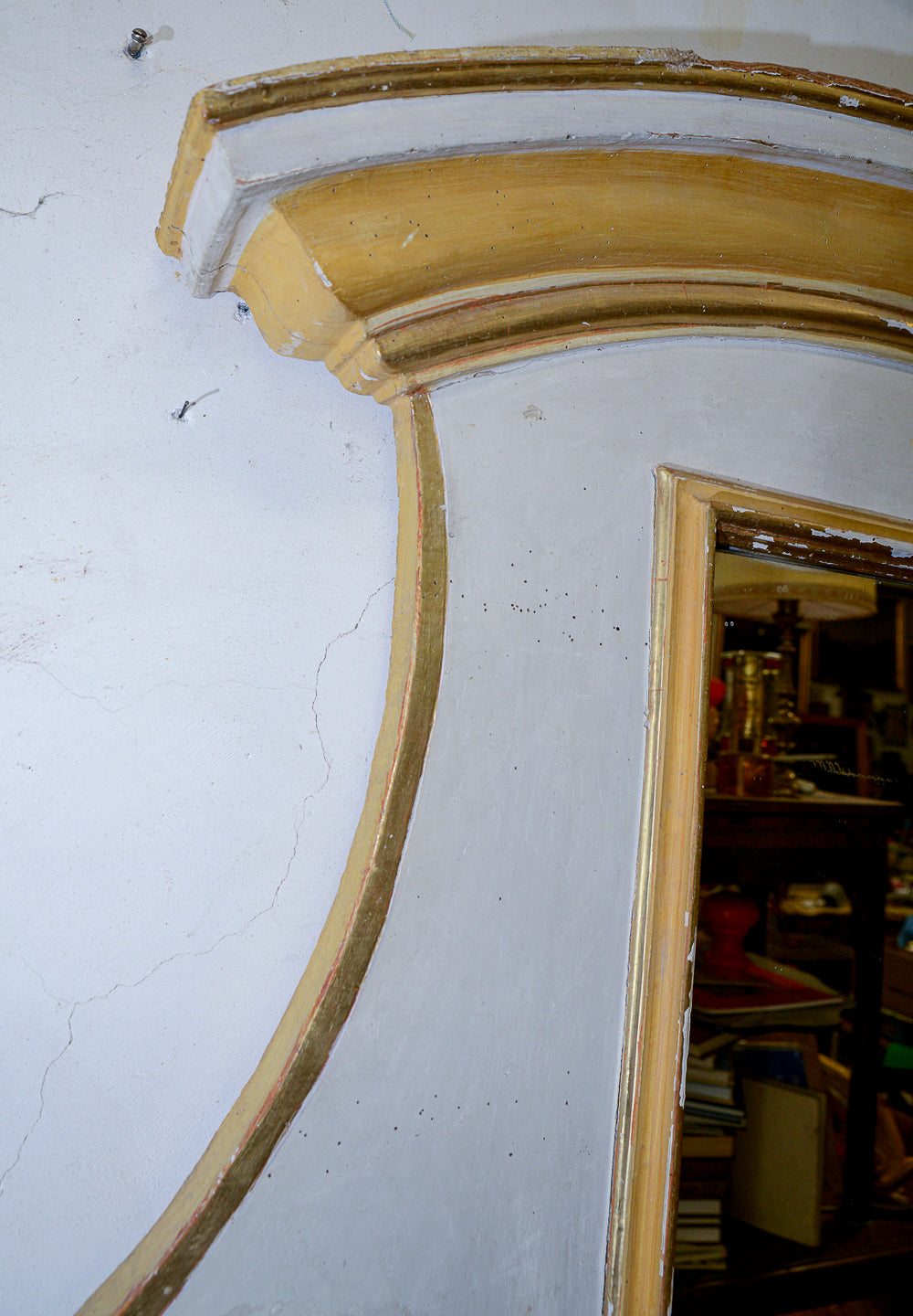 Specchio specchiera caminiera Luigi XIV in legno laccato bianco e gesso con decori dorati e dipinti    foglia oro e giallo ocra epoca primo 1700