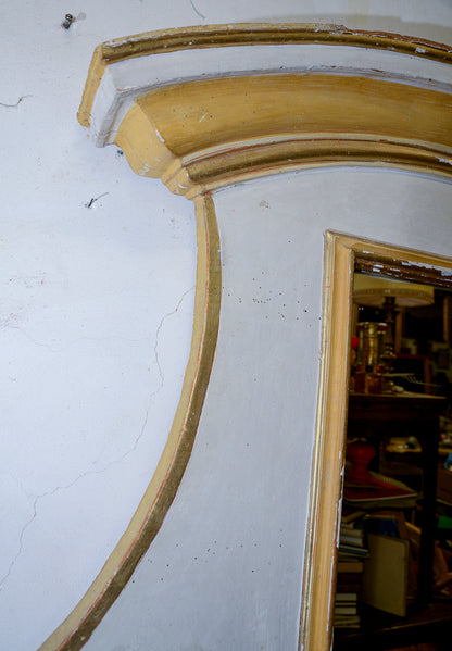 Specchio specchiera caminiera Luigi XIV in legno laccato bianco e gesso con decori dorati e dipinti    foglia oro e giallo ocra epoca primo 1700