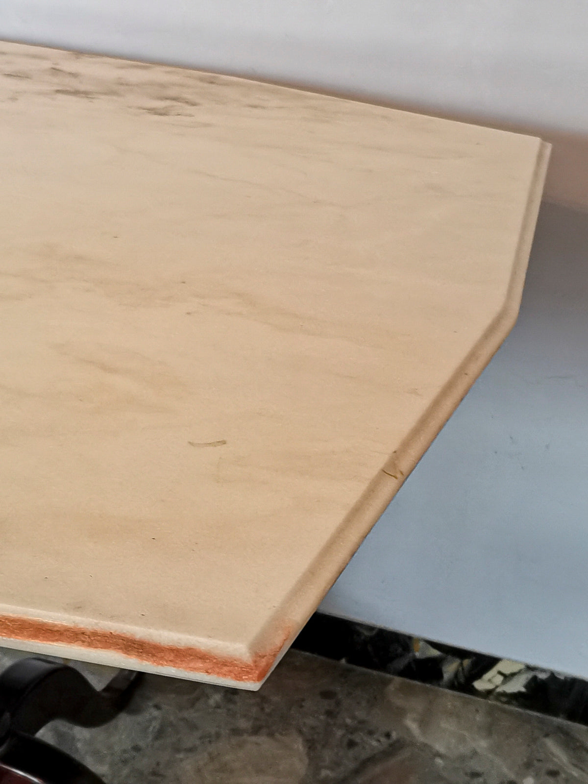 Tavolo base in legno verniciato rosso lucido e puntali in ottone piano   in marmo  Italia 1960