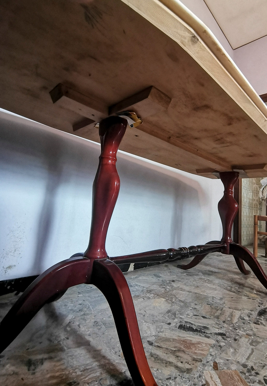 Tavolo base in legno verniciato rosso lucido e puntali in ottone piano   in marmo  Italia 1960