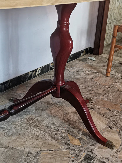 Tavolo base in legno verniciato rosso lucido e puntali in ottone piano   in marmo  Italia 1960