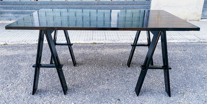 Tavolo in legno colorato nero ditta Acerbis con gambe pieghevoli richiudibili Italia 1980