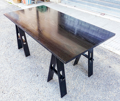 Tavolo in legno colorato nero ditta Acerbis con gambe pieghevoli richiudibili Italia 1980