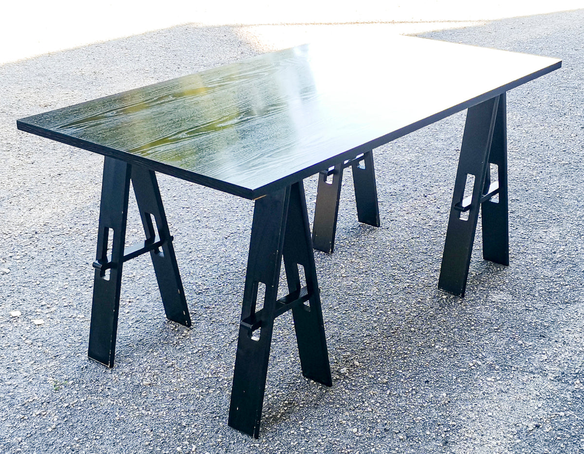 Tavolo in legno colorato nero ditta Acerbis con gambe pieghevoli richiudibili Italia 1980