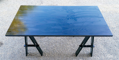 Tavolo in legno colorato nero ditta Acerbis con gambe pieghevoli richiudibili Italia 1980