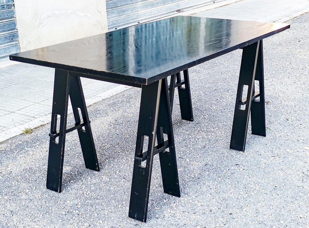 Tavolo in legno colorato nero ditta Acerbis con gambe pieghevoli richiudibili Italia 1980