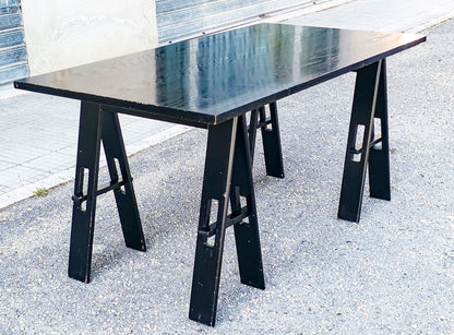 Tavolo in legno colorato nero ditta Acerbis con gambe pieghevoli richiudibili Italia 1980