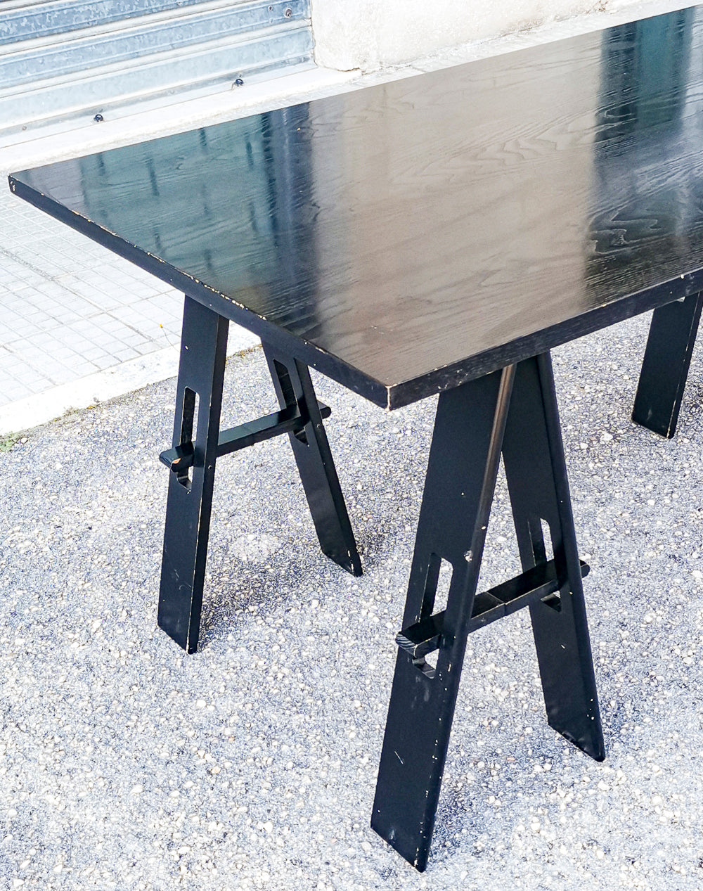 Tavolo in legno colorato nero ditta Acerbis con gambe pieghevoli richiudibili Italia 1980