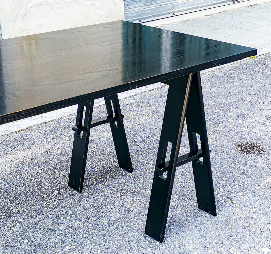 Tavolo in legno colorato nero ditta Acerbis con gambe pieghevoli richiudibili Italia 1980